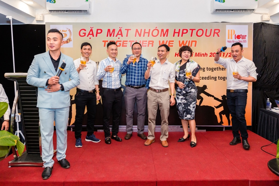 Nâng ly chúc mừng buổi gặp mặt